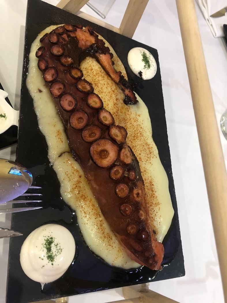 Pulpo a la gallega sobre parmentier de patata