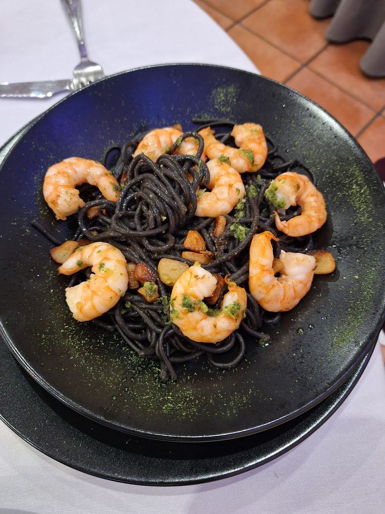 Spaghetti nero di seppia con gambas al ajillo